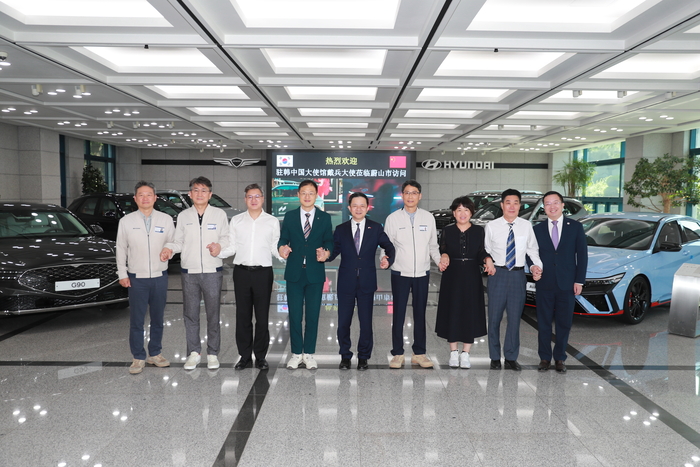 김상욱 울산시장이 30일 다이빙 주한 중국대사를 비롯한 중국 방문단 일행과 현대자동차 울산공장 전기차 EV 신공장을 시찰했다. 울산시 제공