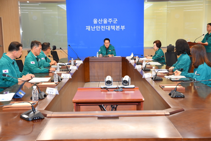 울산 울주군이 연일 이어지는 폭염과 가뭄 피해를 최소화하기 위해 30일 군청 재난상황실에서 폭염·가뭄 대처상황 점검회의를 개최했다.