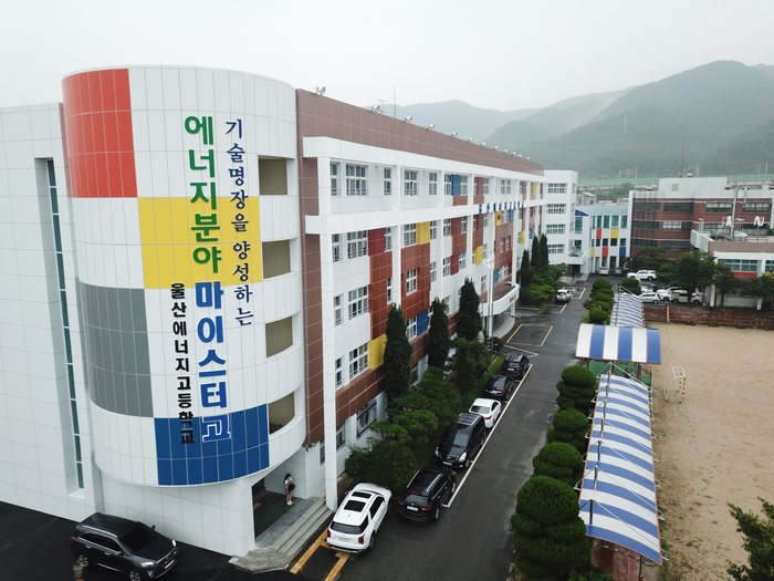 울산에너지고가 산업 맞춤형 반도체 교육을 바탕으로 취업 대상자 100명 가운데 81명을 조기 취업시키며 우수한 취업 성과를 거뒀다. 사진은 울산에너지고 전경.