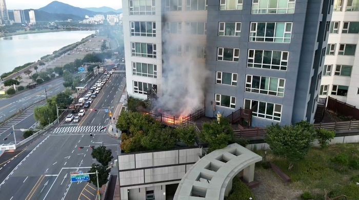 30일 오전 5시 18분께 울산 중구 옥교동의 지상 54층 규모 고층 주상복합아파트 6층 야외테라스에서 불이 났다. 울산소방본부 제공