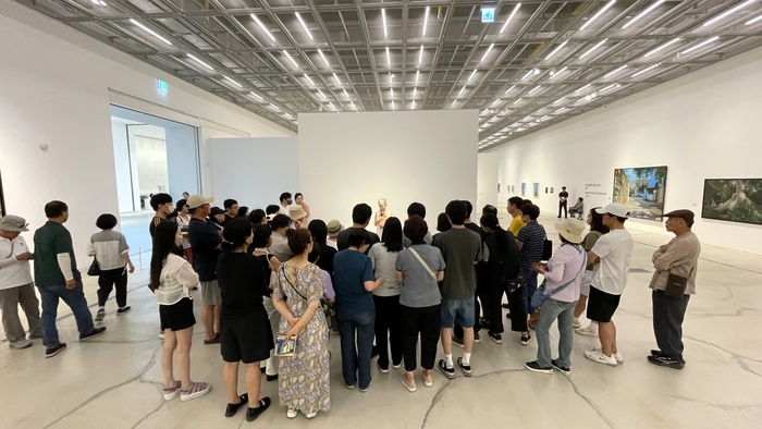 2일  울산시립미술관 제1전시실에서 열린 국제 극사실주의 특별전 ‘가장 완벽한 환영’ 도슨트 해설에는 50명 가까운 관람객이 참여했다.