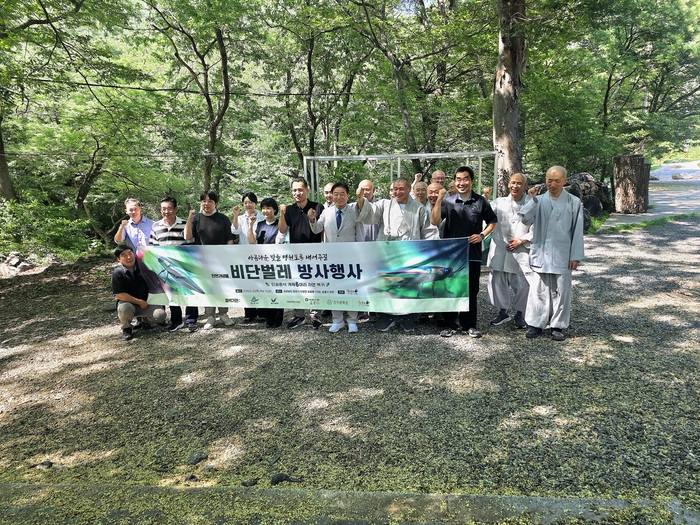 울산 소재 사회적기업 ‘㈜숲 속의 작은 친구들’은 지난 29일과 30일 양일간 전라남도 해남과 경상남도 밀양 산지에서 천연기념물 비단벌레의 인공증식에 성공한 천연기념물 비단벌레 개체를 원서식지로 돌려보내는 방사를 진행했다. 숲 속의 작은 친구들 제공