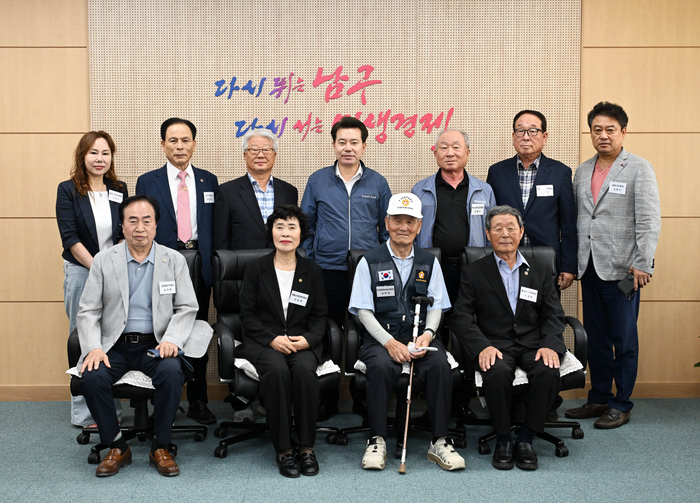 보훈·안보 단체 (전몰군경미망인회, 상이군경회, 전몰군경유족회, 무공수훈자회) 회장이 남구청을 내방해 임현철 남구청장과 환담을 나누고 기념촬영을 하고 있다. 남구 제공