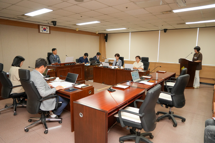 울산 북구의회 의회운영위원회는 31일 회의를 열고 안현진, 최병협, 박재완, 조문경 의원 총 4명으로 구성한 ‘관광정책 연구회’의 의원연구단체 등록 및 연구활동 계획서 승인의 건을 원안대로 가결했다. 북구의회 제공