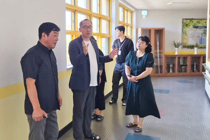 울산광역시의회 손근호 제2부의장은 7월 31일 호계초등학교를 방문해 교장, 학교 운영위원장 등 학교 관계자들이 참석한 가운데 학교 유휴공간 활용방안을 논의하기 위한 현장간담회를 개최했다. 울산시의회 제공