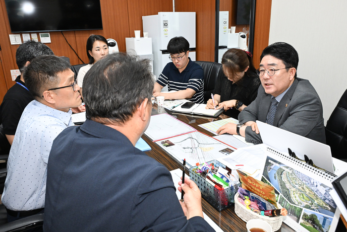 울산광역시의회 이주언 의원(산업건설위원회)은 7월 31일 오후 시의회 2층 의원연구실에서 농소~강동 도로개설 사업과 관련해 상안동 일원 민원 해결방안을 논의하기 위해 관계부서와 업무협의를 가졌다. 울산시의회 제공