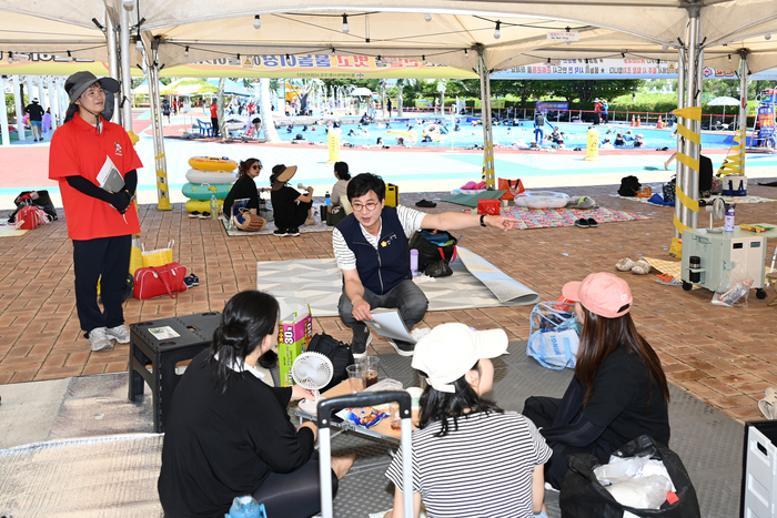 이재철 울산중구의회 의원이 2일 동천물놀이장을 찾아 근무자들의 폭염 대비 온열질환 예방대책 등 안전관리 강화를 주문했다. 중구의회 제공