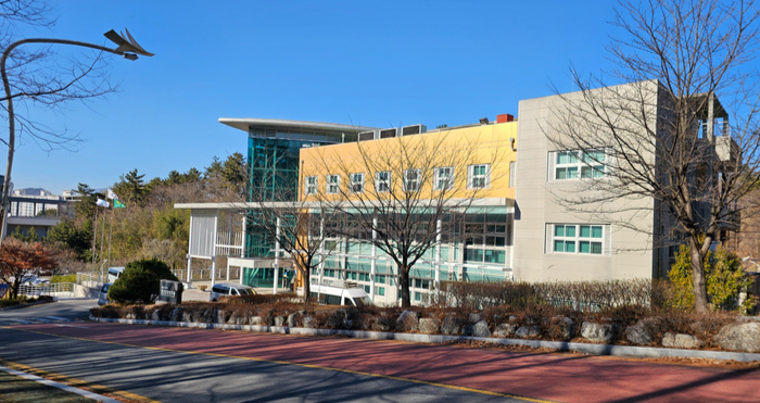 울산보건환경연구원이 해외직구 식품용 PVC 랩 7종에서 기준치를 최대 20배 초과한 가소제를 검출해 소비자들의 주의를 당부했다. 사진은 울산보건환경연구원 전경. 울산매일 포토뱅크