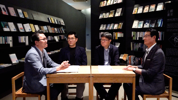 2026 울산포럼 인터세션 제1차 좌담회가 ‘피지컬 AI 시대, 대한민국 제조업 AX’를 주제로 지난달 UNIST 지관서가에서 열렸다. (왼쪽부터) 김진영 울산매일UTV 뉴스룸 국장과 각계 패널로 참석한 KAIST 박해원 교수, ‘모빌테크’ 용석진 이사, 한국생산기술연구원 손웅희 수석고문.
