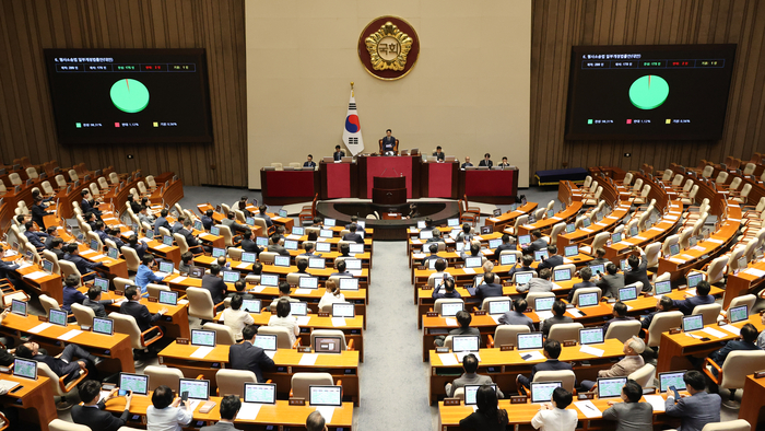 31일 국회에서 열린 7월 임시국회 제3차 본회의에서 전날 상정된 ‘보완수사권 폐지’를 골자로 하는 형사소송법 개정안이 여당 주도로 통과되고 있다.연합뉴스