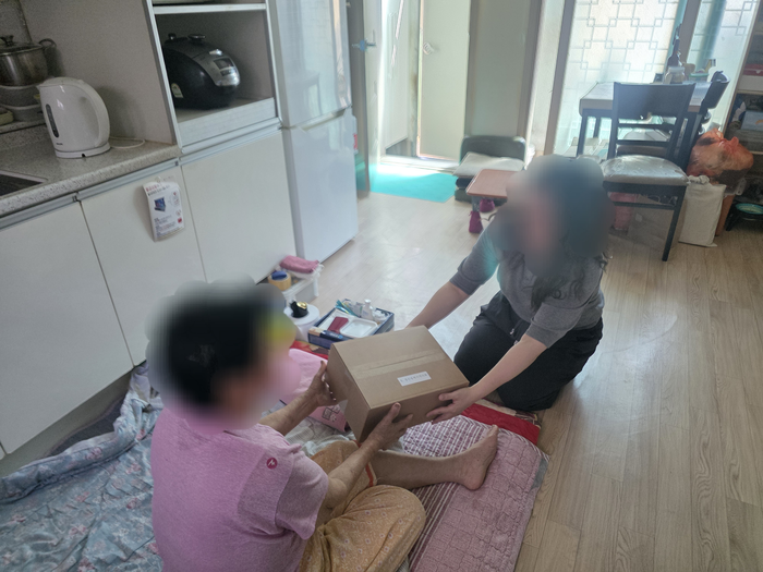 울산경찰청은 울산광역시약사회와 함께 지난 7월 15일부터 7월 28일까지 2주간 북한이탈주민 가정을 방문해 계절성 의약품을 전달했다고 2일 밝혔다. 울산경찰청 제공