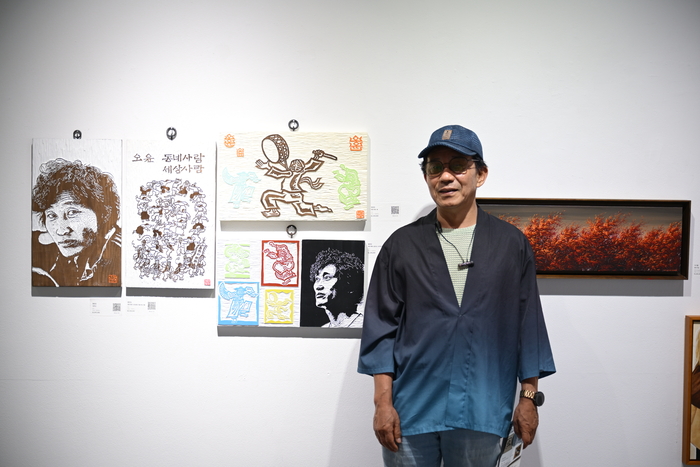 ‘오윤 구의동 테라코타 보존 기금마련전’이 열리고 있는 서울 인사동 관훈갤러리를 찾은 김교학 울산민예총 이사장.