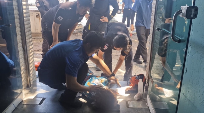 울산해양경찰서는 지난 2일 폭염 속 길가에 쓰러져 있던 온열환자를 신속한 응급처치로 구조하였다고 3일 밝혔다. 울산해경 제공