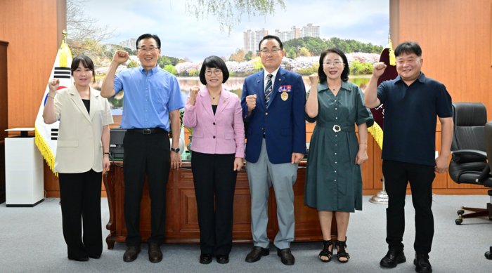 울산광역시의회 이영해 의장이 3일 인사차 시의회 의장실을 방문한 울산광역시재향군인회(회장 김형준) 임원진과 환담을 나눈 뒤 기념촬영을 하고 있다. 울산시의회 제공