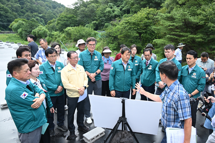 울주군의회 의원들은 3일 두서면 내와리 불법 성토 현장 3곳을 방문해 2차 오염 방지를 위한 추가 방제 조치와 행정대집행의 조속한 검토를 촉구했다. 울주군의회 제공