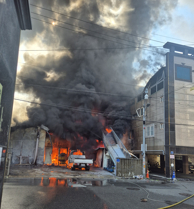 3일 오전 8시 20분께 남구 삼산동의 한 페인트 창고시설에서 지게차 작업 중 원인 미상의 화재가 발생했다. 울산소방본부 제공