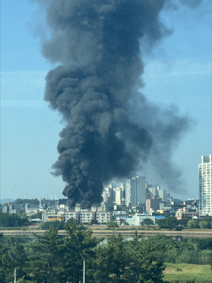 3일 오전 8시 20분께 남구 삼산동의 한 페인트 창고시설에서 지게차 작업 중 원인 미상의 화재가 발생했다. 독자 제공