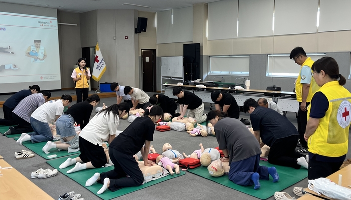 대한적십자사 울산광역시지사(회장 김청옥)는 3일 울산적십자사 대강당에서 일반인 40명을 대상으로 심폐소생술(CPR) 및 응급처치 일반과정 교육 진행했다.대한적십자사 울산지사 제공