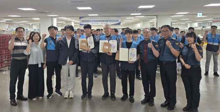 부산사하우체국 집배원이 부산사하경찰서장으로부터 감사장을 수상 후 기념촬영을 하고 있다. 부산우정청 제공