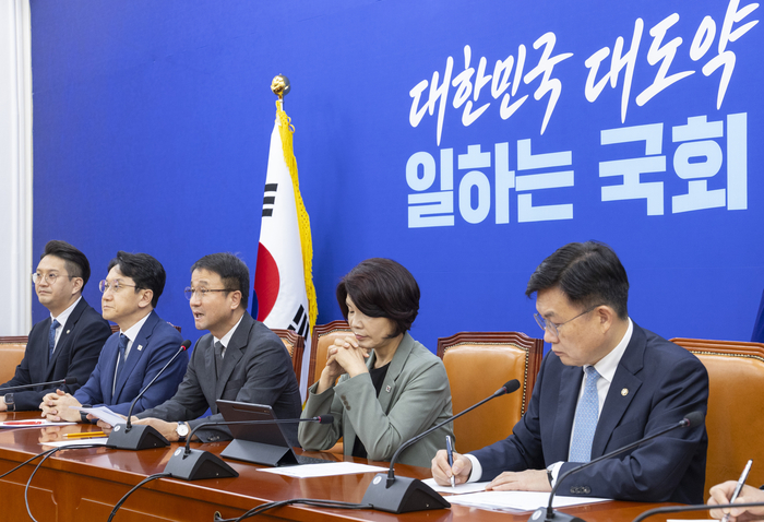 더불어민주당 한병도 당 대표 직무대행 겸 원내대표가 4일 국회에서 열린 원내대책회의에서 정부가 발표한 2026 세제 개편안과 관련해 발언하고 있다. 연합뉴스