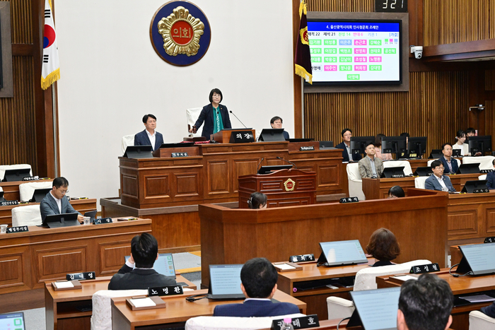 울산광역시의회(의장 이영해)는 4일 시의회 본회의장에서 김상욱 시장과 조용식 교육감 등 관계공무원이 참석한 가운데 제266회 임시회를 열고 각 상임위원회에서 심사보고 된 각종 안건 등을 최종 의결했다. 울산시의회 제공
