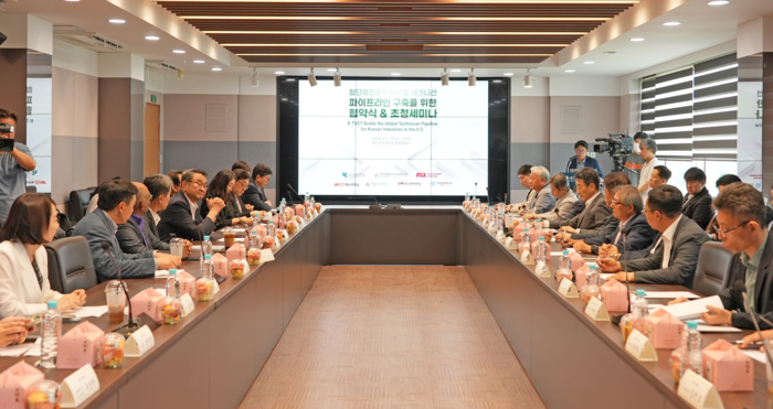 4일 울산과학대학교 동부캠퍼스에서 울산과학대학교 등 국내 5개 전문대학과 교육부, 한국전문대학교육협의회, 미국 애리조나주립대학교(ASU)가 ‘한미 글로벌 테크니션 파이프라인(GTP) 구축을 위한 전문대학-ASU 협약식’을 가졌다. 울산과학대 제공