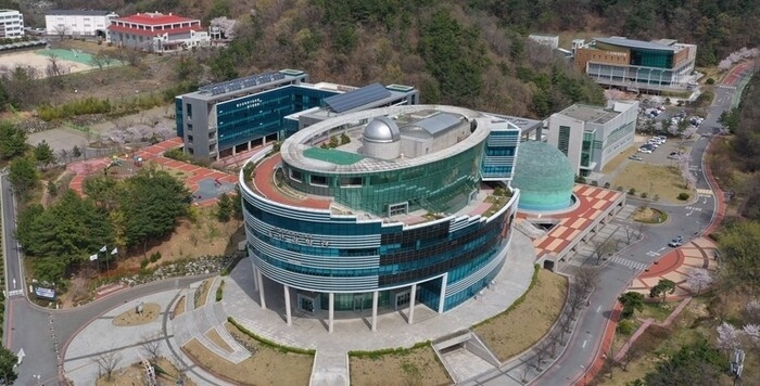 울산과학관이 ‘2026 울산 청소년과학탐구대회’를 마무리하고 융합과학·과학토론 부문 전국대회에 출전할 울산 대표 5개 팀을 선발했다. 사진은 울산과학관 전경. 울산매일 포토뱅크