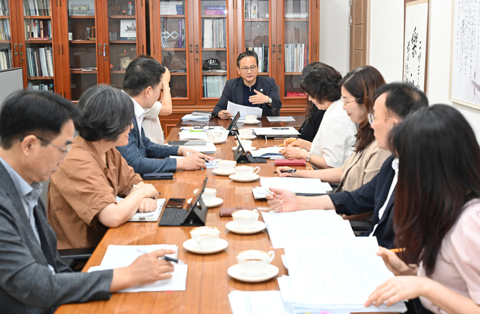 김상육 울산 중구 부구청장이 4일 중구청 부구청장실에서 간부회의를 주재하며 주요 현안사항을 점검하고, 여름철 물놀이장 안전점검 및 화재 예방 등 여름철 종합 안전관리 대책 추진을 당부했다. 중구 제공