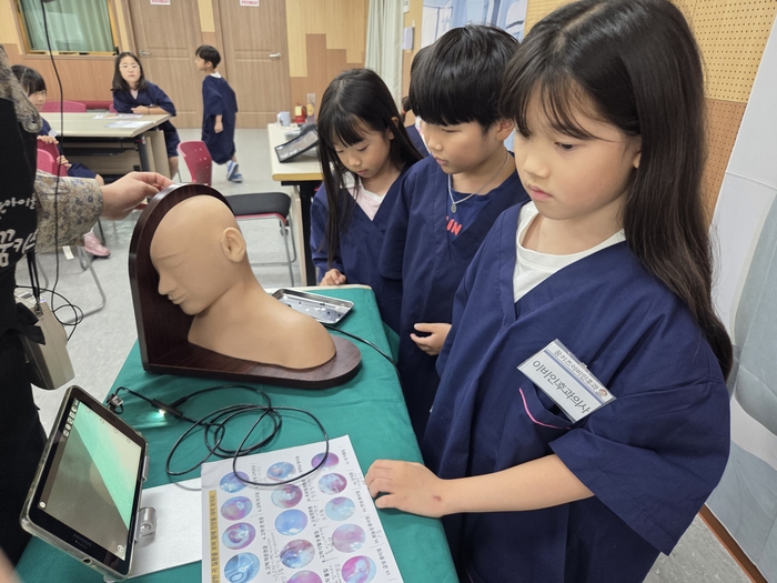 울산 지역 초등학생들이 1일 동부도서관 3층 시청각실에서 ‘반짝반짝 어린이 직업 체험’ 수업에 참여해 이비인후과 의사 체험을 하고있다. 울산교육청 제공