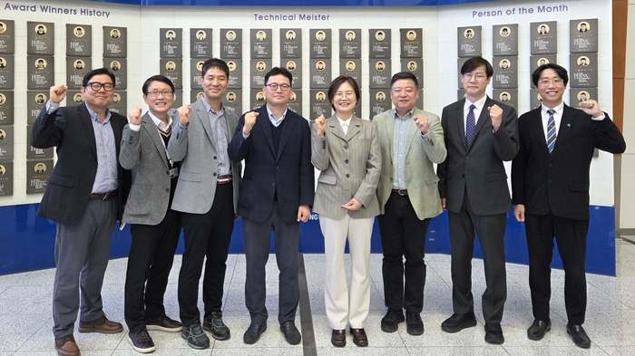 정명숙 학장 등 울산폴리텍대학 관계자들이 삼성SDI를 방문, 이권열 상무 등과 방문 기념 사진을 찍고 있다. 울산폴리텍대학 제공