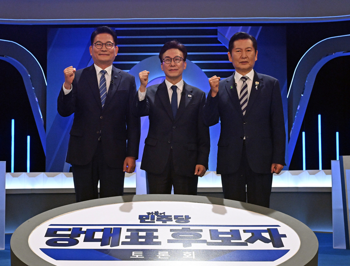 더불어민주당 송영길·김민석·정청래 당 대표 후보가 5일 서울 영등포구 여의도 KBS에서 열린 제2차 TV 토론회에 참석해 기념 촬영하고 있다. 연합뉴스