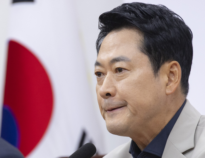 국민의힘 장동혁 대표가 5일 국회에서 열린 현안 관련 기자간담회에서 정부 정책 비판 발언을 하다 굳은 표정을 짓고 있다. 연합뉴스