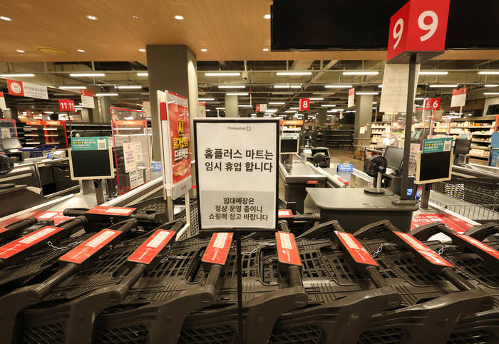 27일 서울의 한 홈플러스 매장 모습. 홈플러스는 지난 22일 서울회생법원이 회생 절차를 9월 4일까지 연장키로 한 것과 관련해 입장문을 내고 “긴급운영자금(DIP) 대출금이 들어오는 대로 임시휴업 중인 67개 핵심 점포를 모두 오픈할 계획”이라면서도 지난 5월 4일부터 휴업에 들어갔던 비핵심 점포인 37개 점은 폐점하고, 본사와 매장 모두 근무 인력을 최소화해 비용을 줄일 예정인 것으로 알려졌다. 연합뉴스