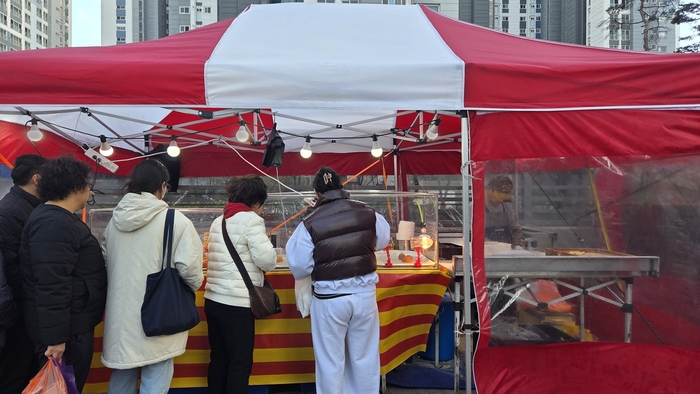 울산 동구의 한 아파트 알뜰장터 내 조리음식을 판매하는 업장 모습. 동구 제공