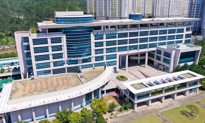 울산시교육청이 2027학년도 공립 유치원·초등·특수학교와 중등교사 임용시험 선발 예정 인원 214명을 사전 예고하고 시험 일정을 공개했다. 사진은 울산교육청 전경. 울산매일 포토뱅크