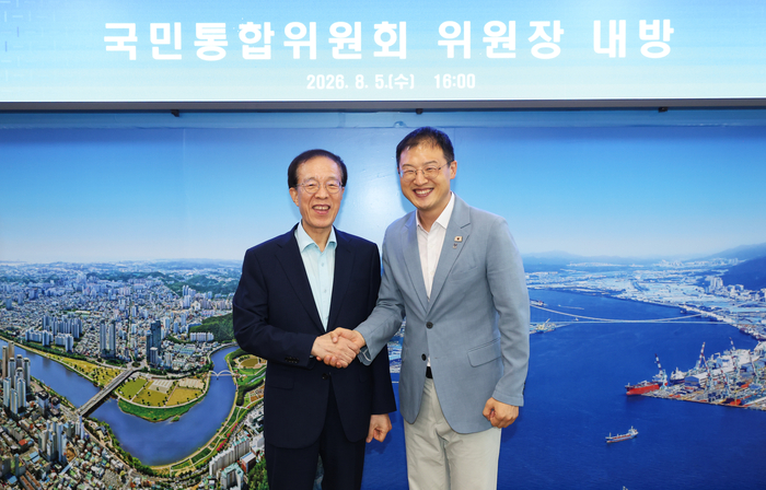김상욱 울산시장은 5일 울산시청을 방문한 이석연 국민통합위원회 위원장과 기념 촬영을 하고 있다. 울산시 제공