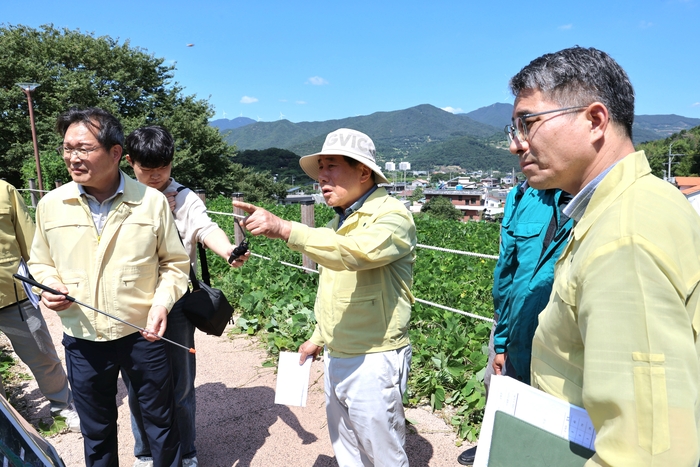 나동연 양산시장이 폭염·가뭄으로 신음하는 농·축산가를 방문해 현장행정을 하고 있다.