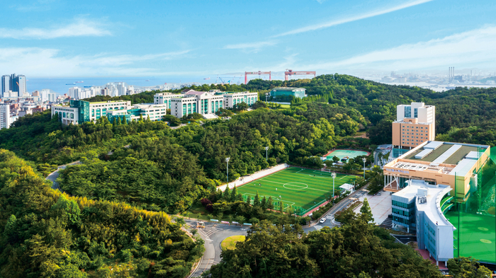 울산과학대학교가 공학기술교육인증(ETAC) 평가에서 기계공학기술 학위과정 예비인증과 전기·화학공학기술 학위과정 인증 연장을 획득하며 교육 경쟁력을 인정받았다. 사진은 울산과학대 전경. 학교 제공