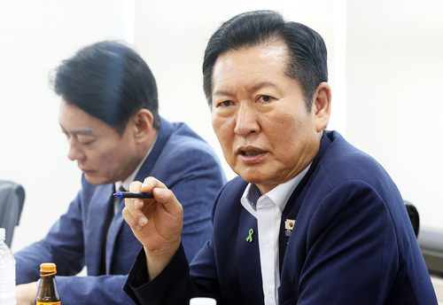 더불어민주당 정청래 당 대표 후보가 6일 경기도 수원시 권선구 한국노총 경기지역본부에서 열린 정책간담회에서 발언하고 있다. 연합뉴스