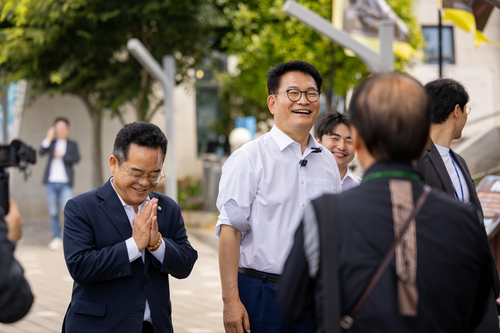 더불어민주당 송영길 당 대표 후보가 6일 전남광주 해남군 명량대첩해전사 기념전시관을 방문해 전시 설명을 듣고 있다.송영길 후보 제공