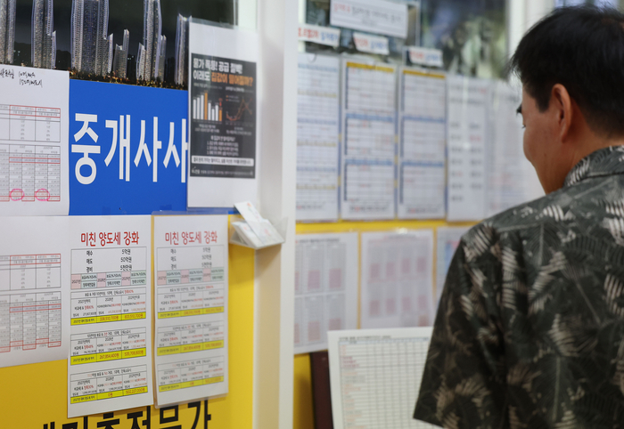 정부가 초고가·비거주 1주택·다주택자의 세금을 대폭 인상하는 세제개편안을 발표한 가운데 복잡한 조항들로 인해 시장의 혼란이 커지고 있다. 사진은 6일 서울 서초구일대 공인중개사에 붙어있는 세제개편안 관련 안내문. 연합뉴스