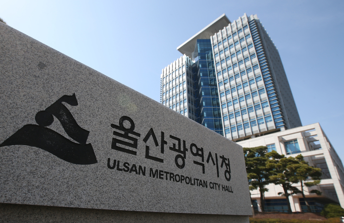 울산시의 부산 노포역행 시내버스 노선 확대를 두고 기존 면허를 보유한 양산 버스업체가 행정심판을 제기하면서, 휴업 중인 노선의 면허권과 시민 교통편의 사이의 충돌이 쟁점으로 떠올랐다. 사진은 울산시청 전경. 연합뉴스