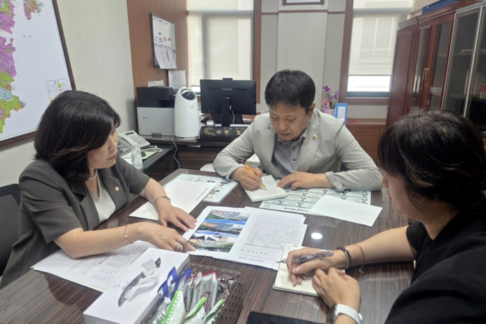 동구의회 유봉선 의원과 전혜화 의원은 6일 노명환 울산시의회 의원실을 방문해 대왕암공원 114번 시내버스 하차장 이용 불편과 개선 방안에 대해 논의했다. 동구의회 제공