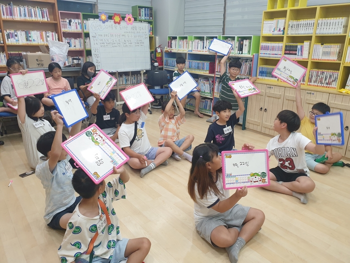 울산 동구 꽃바위작은도서관은 여름방학을 맞이하여 지난 8일 ‘여름밤 도서관에서 살아남기’라는 주제로 방학을 맞은 초등학생을 대상으로 도서관 캠프를 운영했다. 동구 제공