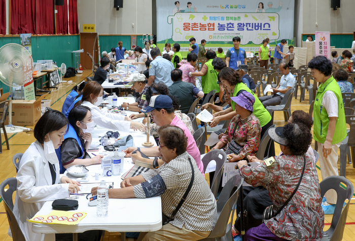 의료시설이 부족하고 병·의원 접근성이 낮은 농촌지역을 직접 찾아가 맞춤형 의료서비스를 무상으로 제공하는 ‘2026 농촌 왕진버스’의 첫 일정이 지난 7일 울산 울주군 웅촌초등학교 실내체육관에서 울산농협(총괄본부장 이종삼)과 웅촌농협(조합장 송상수)이 함께한 가운데 열렸다. 이날 체육관을 찾은 주민들이 양·한방 진료부터 구강검진 등 다양한 의료서비스를 받고 있다. 이수화 기자
