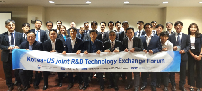 UNIST와 ㈜쓰리디팩토리 관계자들이 지난달 23일 미국 워싱턴 D.C.에서 열린 ‘한미 공동 R&D 기술교류 포럼’에 참석해 주요 관계자들과 기념촬영을 하고 있다. UNIST 제공