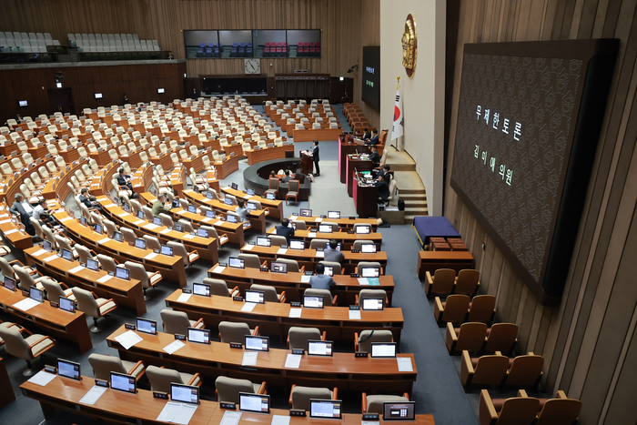 국민의힘 김미애 의원이 지난 7월 31일 국회에서 열린 7월 임시국회 제3차 본회의에서 패스트트랙 안건 심사 기한을 최장 330일에서 90일로 단축하는 내용의 국회법 개정안에 대해 필리버스터(무제한 토론을 통한 합법적인 의사진행 방해)를 하고 있다. 연합뉴스