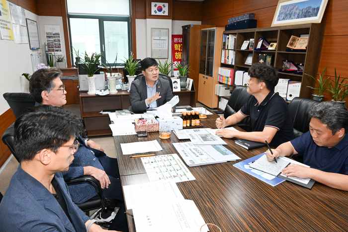 울산광역시의회 공진혁 의회운영위원장은 7일 시의회 의회운영위원장실에서 울주군의회 경제건설위원회 이상걸 위원장과 울산시·울주군 관계부서가 참석한 가운데 간담회를 열고, 옥동 군부대 이전 예정지인 청량읍 양동마을 주민지원사업 추진 현황을 점검하고 향후 협력 방안을 논의했다. 울산시의회 제공