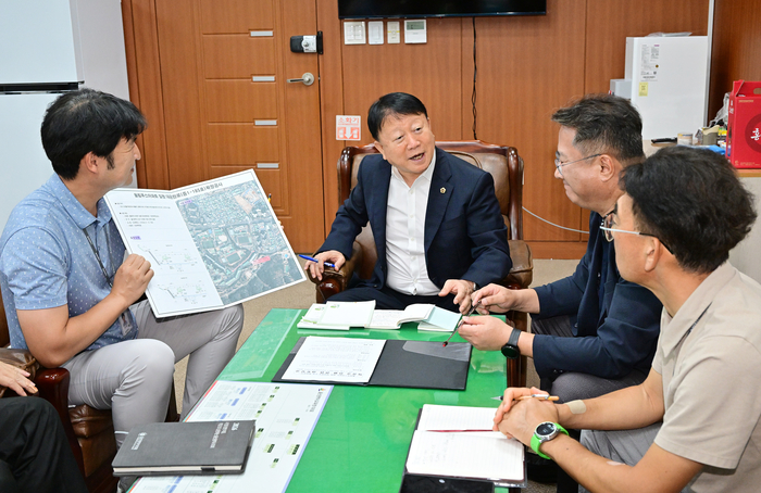 울산광역시의회 박용걸 예산결산특별위원장이 7일 시의회 의원연구실에서 울산시 종합건설본부 관계자들과 간담회를 열고 남구 신정동 올림푸스아파트 일대 대공원로 확장공사의 추진 현황과 공사 과정에서 제기된 민원 사항을 점검했다. 울산시의회 제공