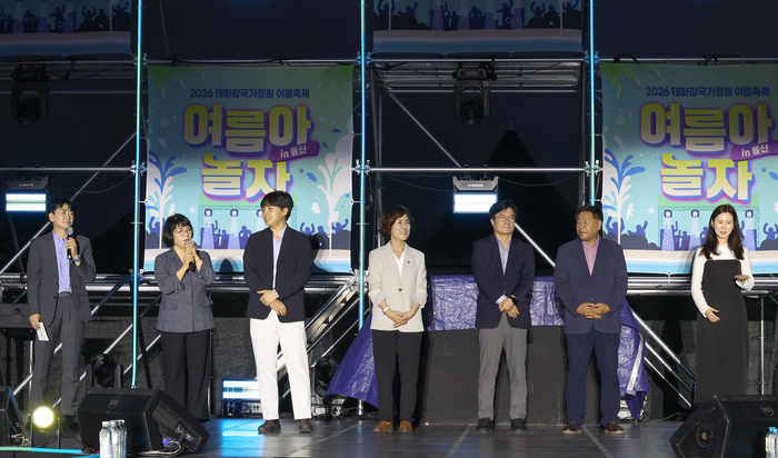 지난 8일 열린 개막식에 참석한 이영해 울산시의회 의장, 허희정 시의원, 이동엽 울산매일UTV 전략총괄이사 등이 축하 인사를 전하고 있다. 이수화 기자